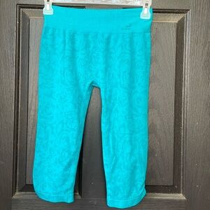 Teal M rose print athletic capri leggings